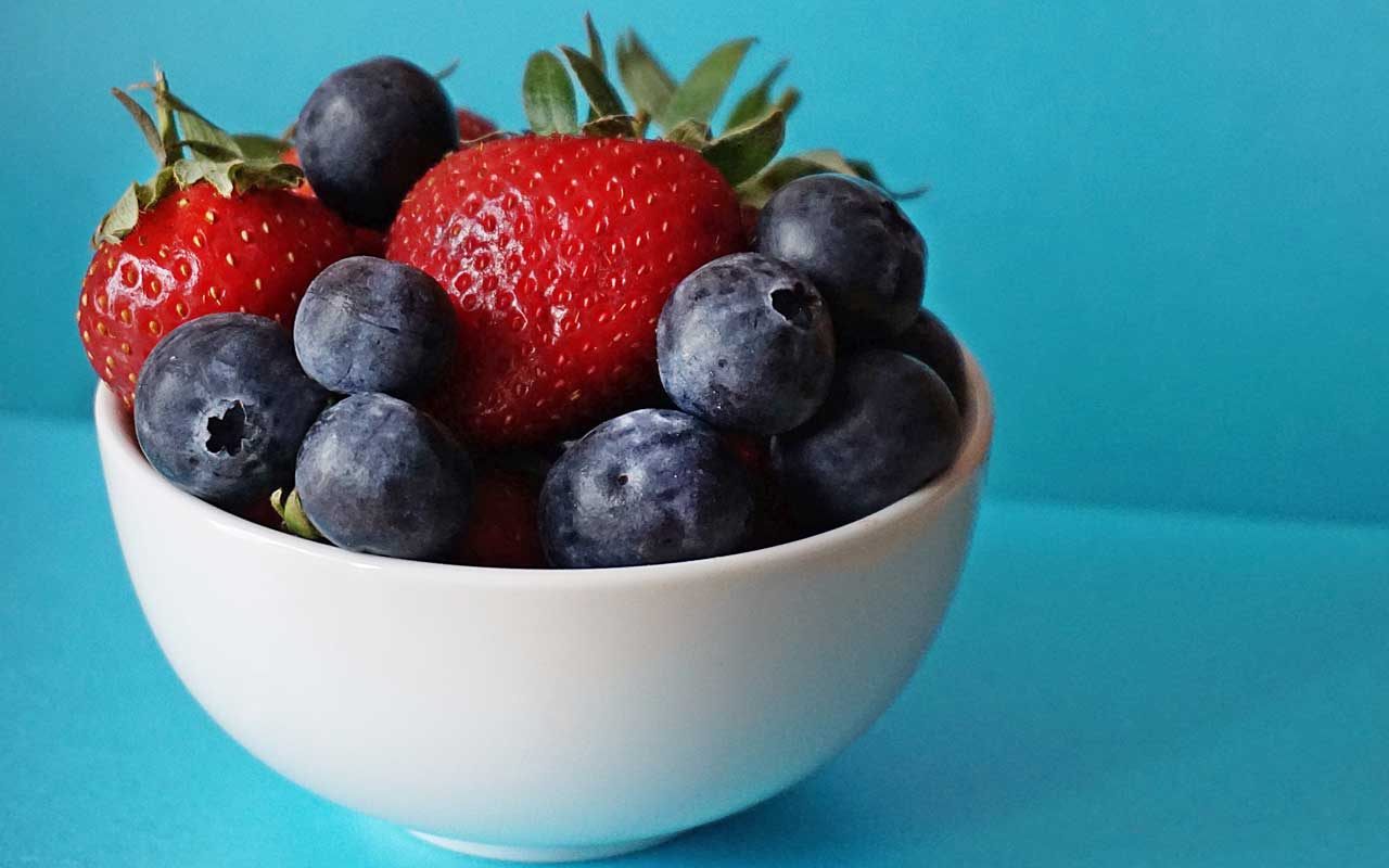 一碗蓝莓和草莓。这样的水果含有健康水平的类黄酮。