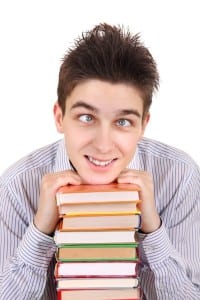 一个斗鸡眼的男孩拿着书来表达对语言学习计划的不知所措