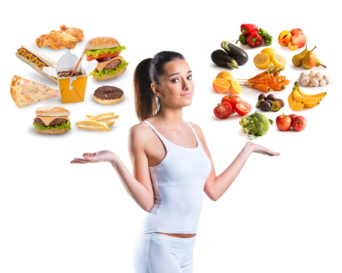 一个女人在垃圾食品和提高记忆力的饮食之间做出选择