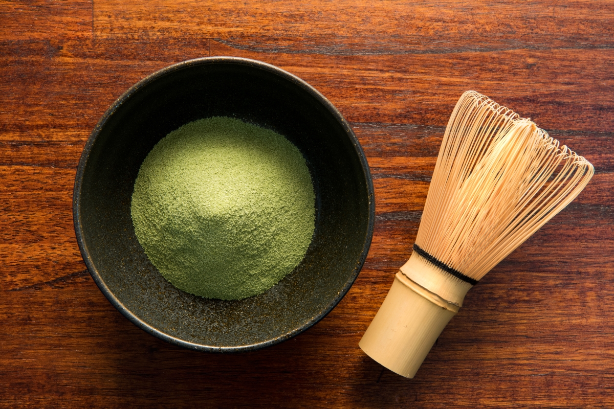 绿茶的图象在一个碗的有传统扫的