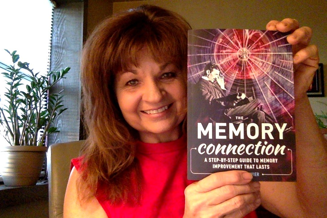 黛布拉拿着一本安东尼·梅蒂维耶的《记忆连接》