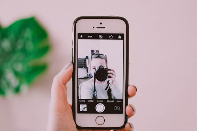 智能手机用相机拍下一个人的照片，以说明记忆训练中的一个概念