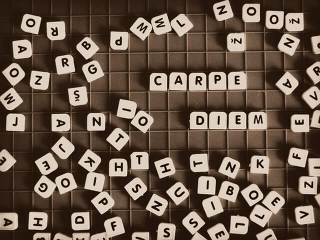 拼字游戏信件的图象说carpe diem，表达需要采取行动的需要记住词汇