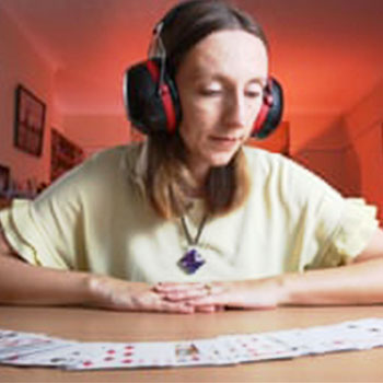 记忆竞赛者凯蒂·克莫德拿着一桌扑克牌