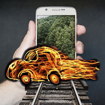 一辆汽车在铁轨上燃烧的图像，表达了一个与记忆保持有关的概念