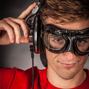 一名戴着护目镜和耳机的年轻男子展示三种神经性运动