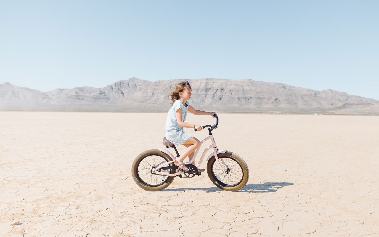 一个在沙漠里骑自行车的女孩;这是一个程序记忆的例子。