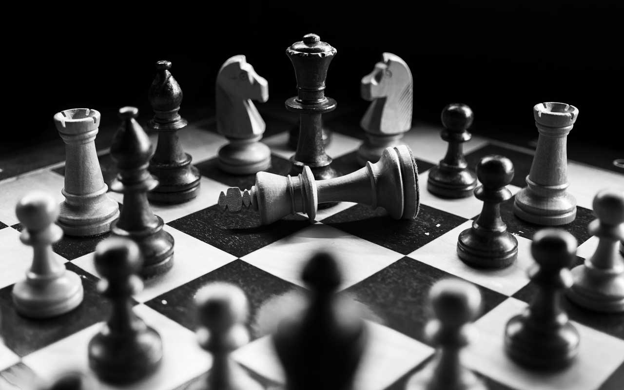 一张棋盘的黑白照片。随着年龄的增长，国际象棋可以帮助你保持认知能力。