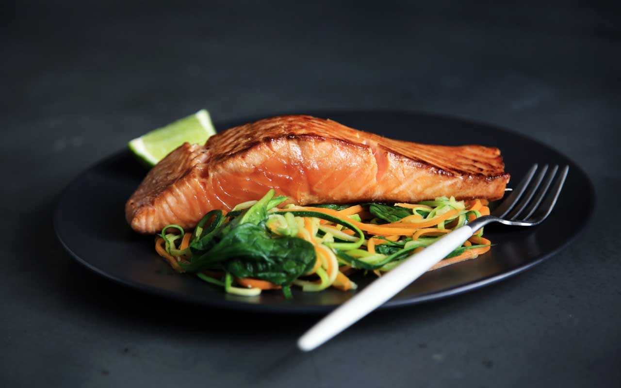 一盘三文鱼和蔬菜，这是记忆健康饮食的一部分。