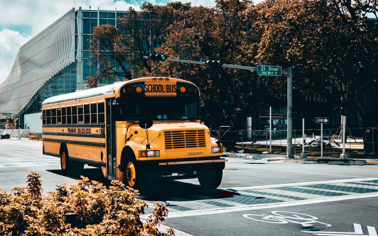 校车穿过一个十字路口。兴奋的一个例子是将“学校”一词与校车的形象联系起来。