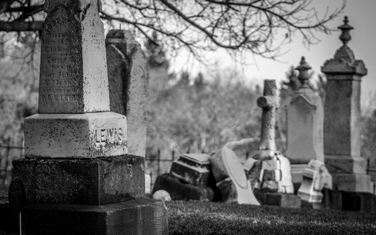 一张墓地的黑白照片。