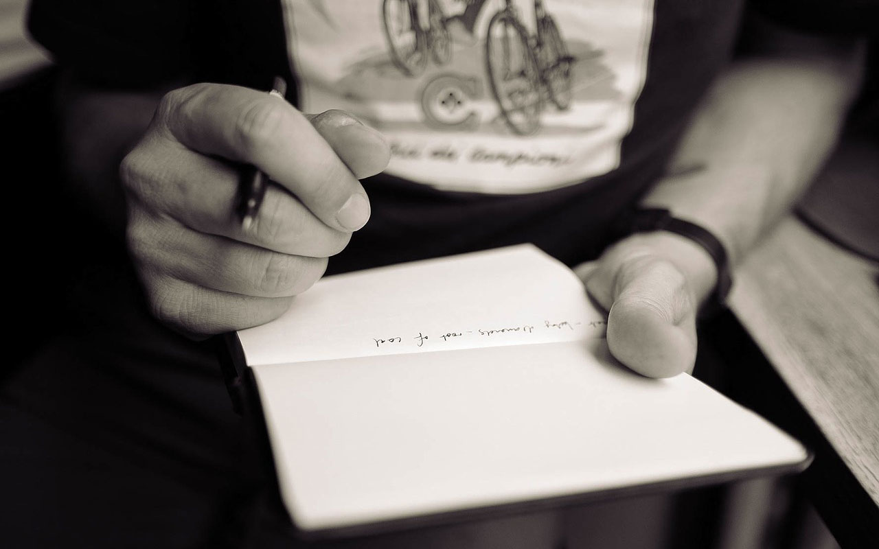 一个人写日记，是测试如何记忆歌词的关键。