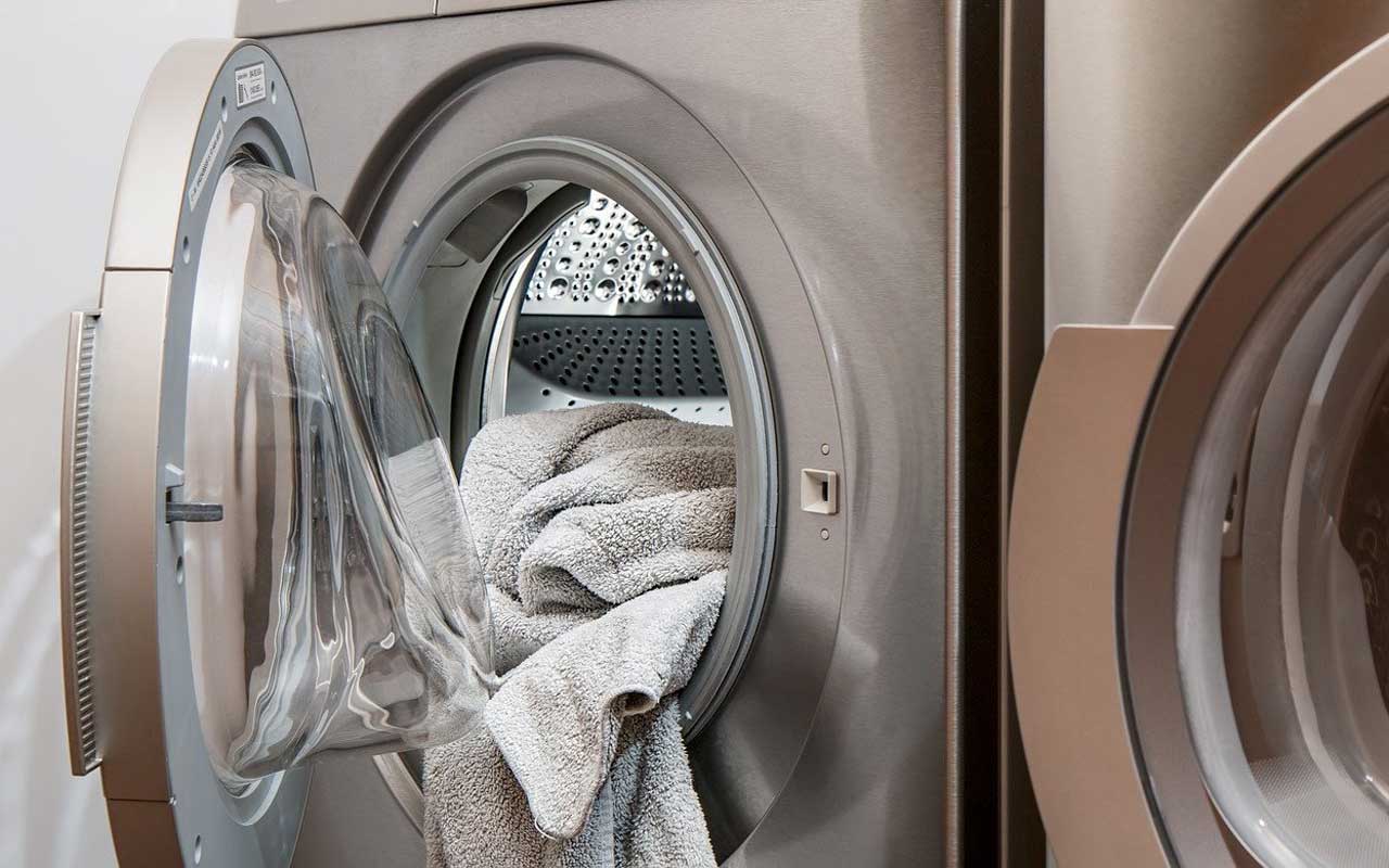 烘干机用干净的毛巾溢出。