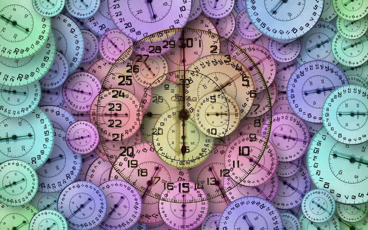 一种不同颜色的时钟马赛克，代表了您可能选择的日常仪式，帮助您专注于工作。