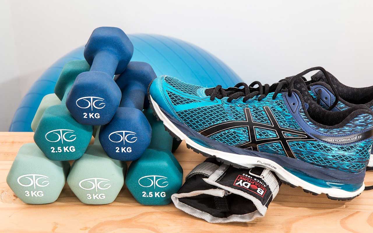 运动器材，包括平衡球、哑铃和网球鞋。有规律的锻炼是避免长期记忆丧失的好方法。
