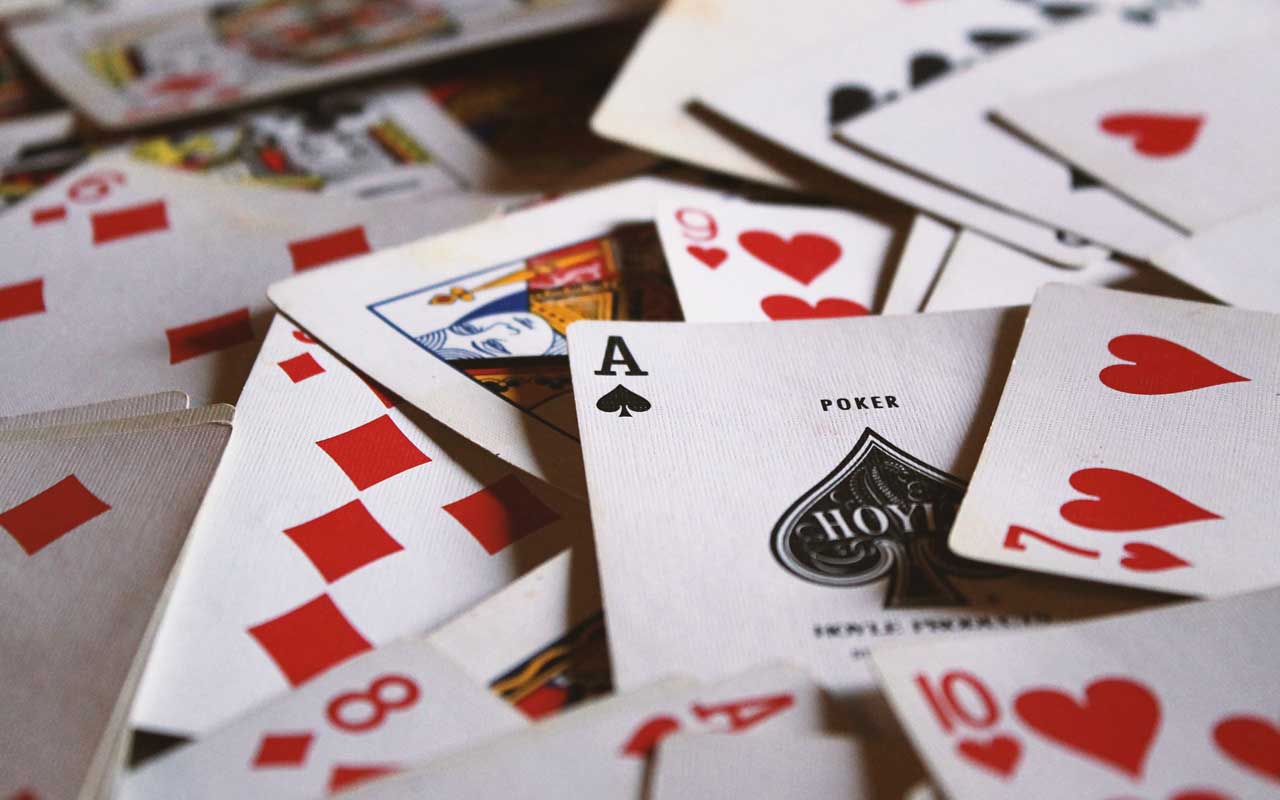 一堆扑克牌。玩纸牌游戏可以帮助减少长期记忆丧失。