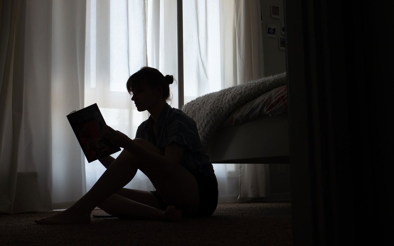 剪影的一个妇女，读书。阅读是成年人的许多认知活动之一。