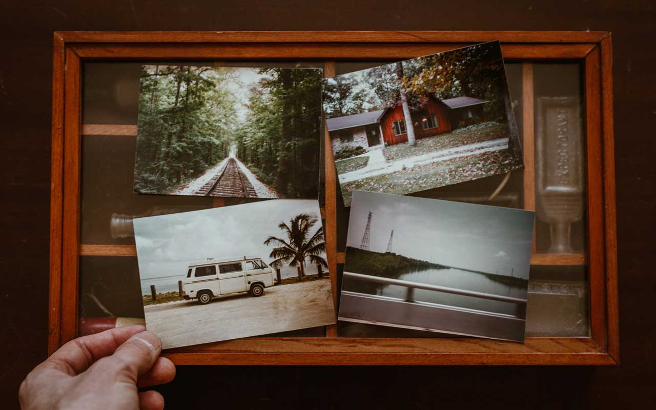 上面放着四张旅行照片的阴影盒。