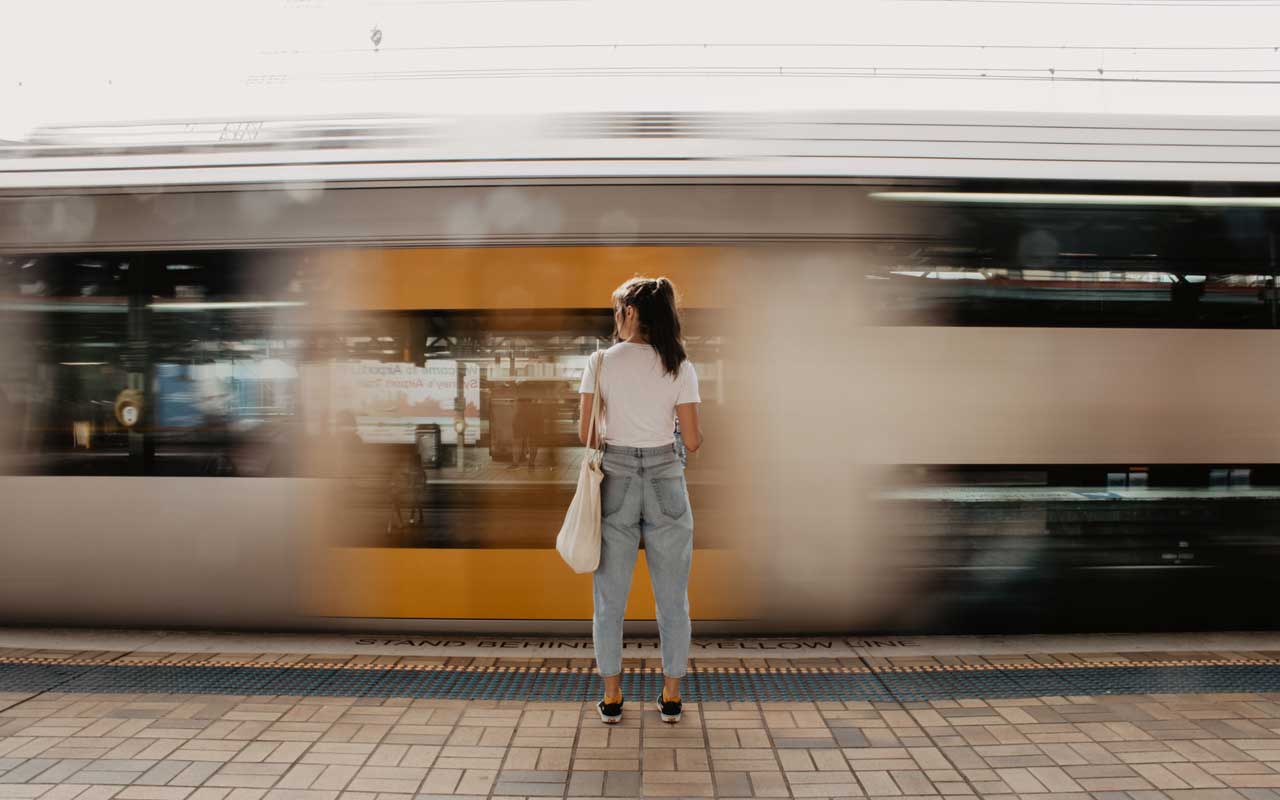 一个女人们用火车速度观看。
