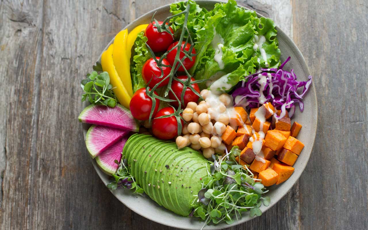 一盘健康蔬菜和鹰嘴豆，这是提高记忆力的健康饮食的一部分。