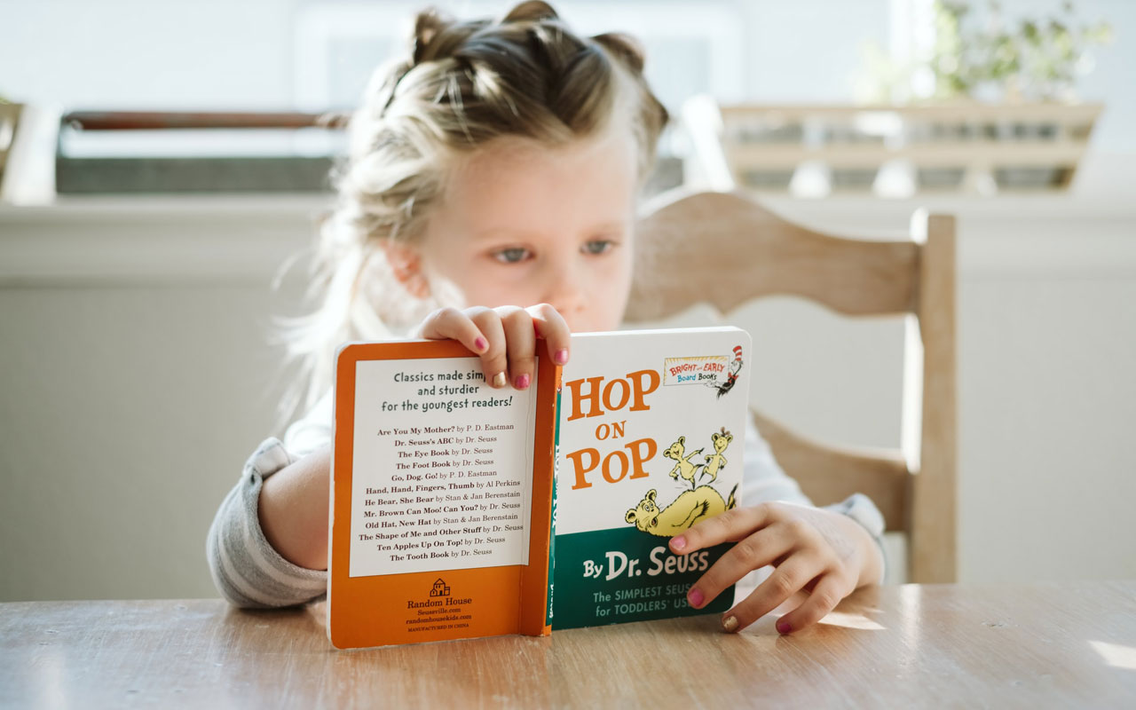 一个小女孩读了苏斯博士写的《Hop on Pop》这本书，帮助她发展认知功能。