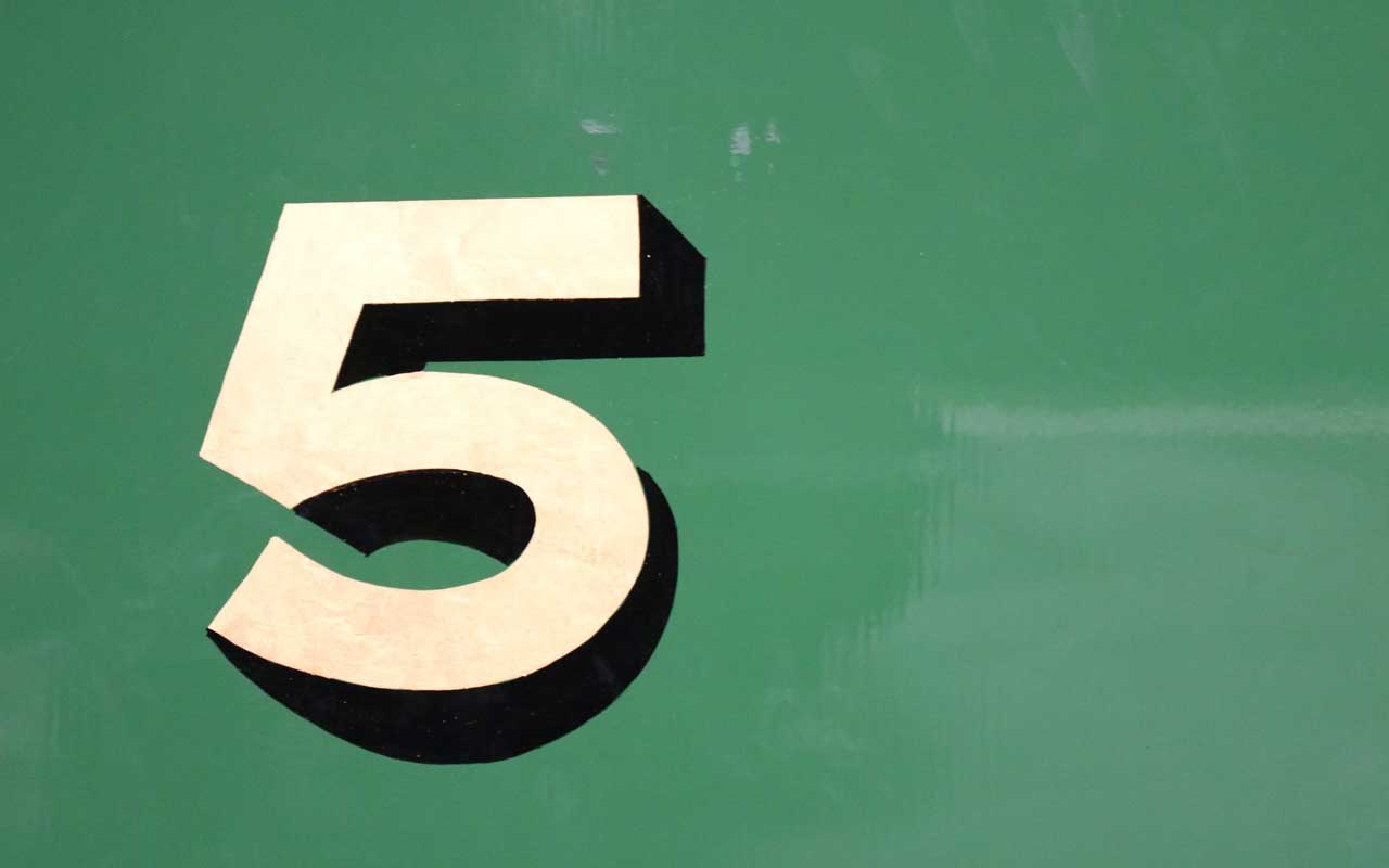 数字5，在绿色背景下用金色和黑色绘制。磁记忆法的基本原理之一是5法则。