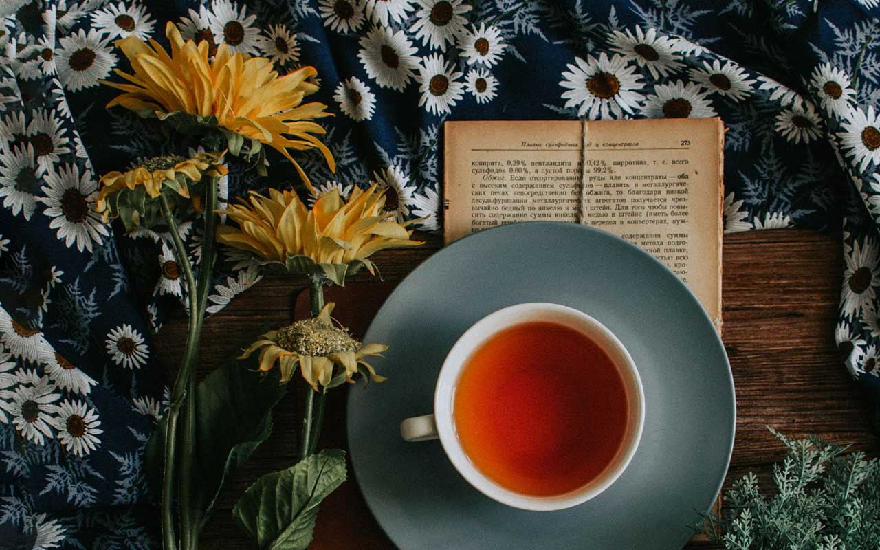 一杯茶，一本打开的书，几朵向日葵。你可以“啜饮”你的茶，一次喝一小口(学习，执行，练习)。