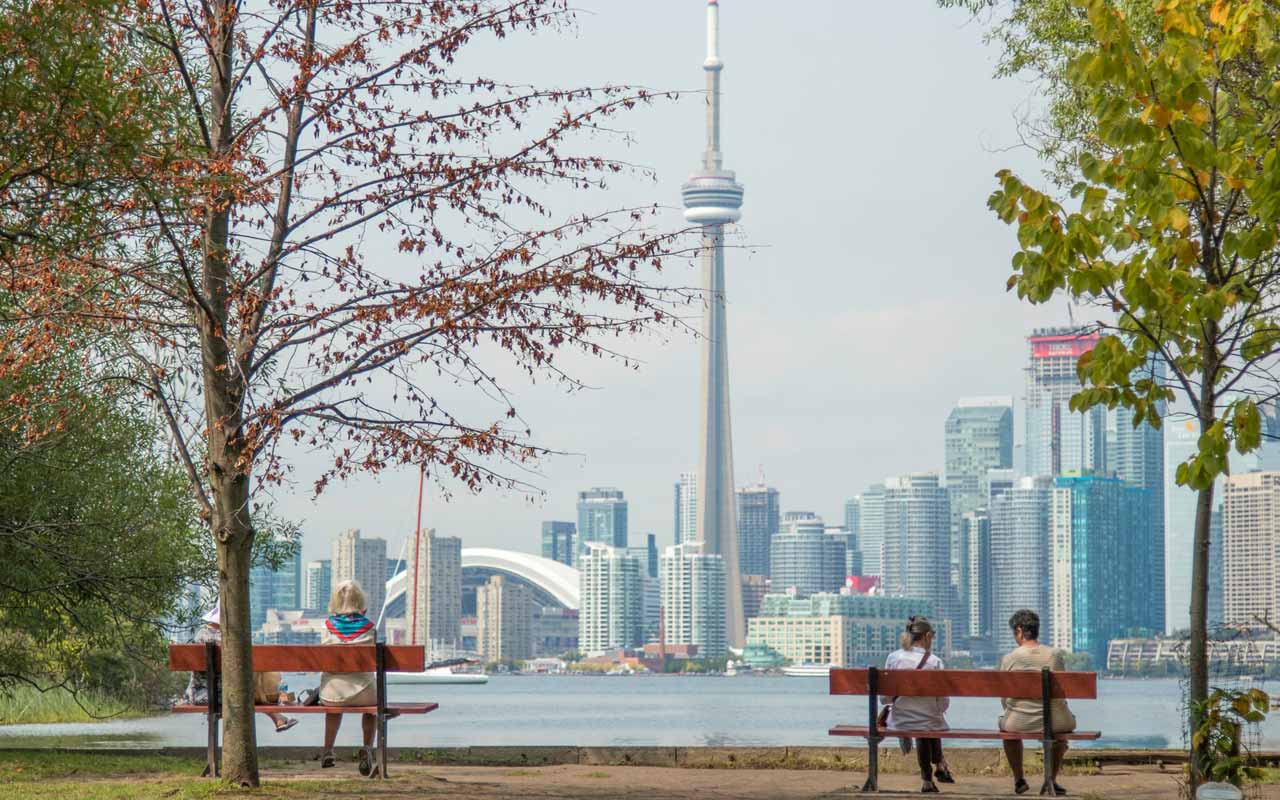 加拿大多伦多安大略湖附近的两个公园长椅。