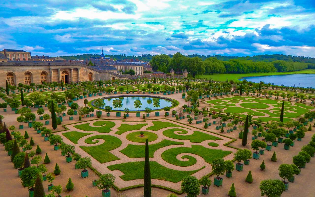 凡尔赛宫的花园。在签署凡尔赛条约后，您可以在此处拍摄此处将视觉提示添加到您的内存之后。