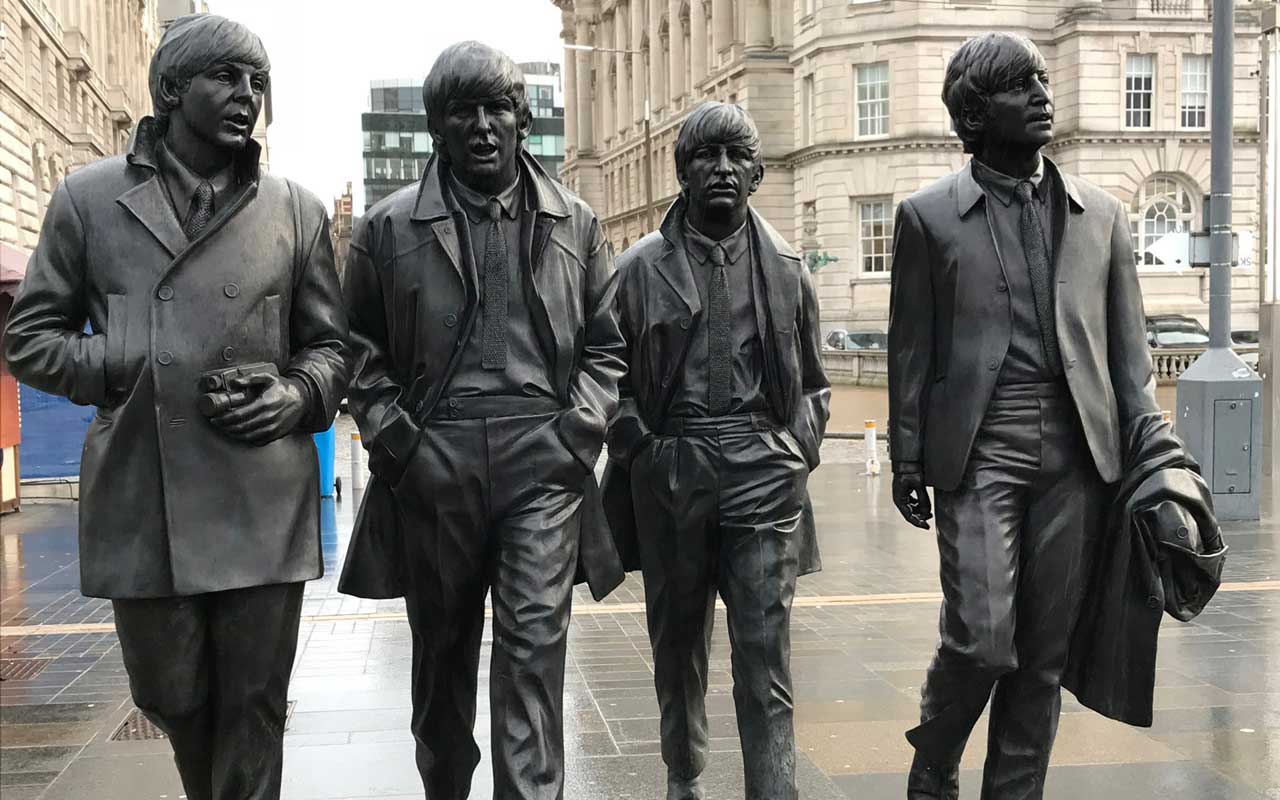 英国利物浦的披头士雕像。四个乐队成员可以作为你的可视化阅读策略的一部分，从小的开始。