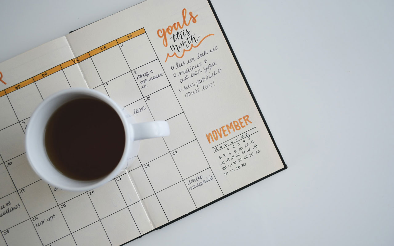 在你的月度目标日程表上，一杯咖啡是必不可少的。保持可实现的目标可以帮助你学会如何在学习时保持专注。