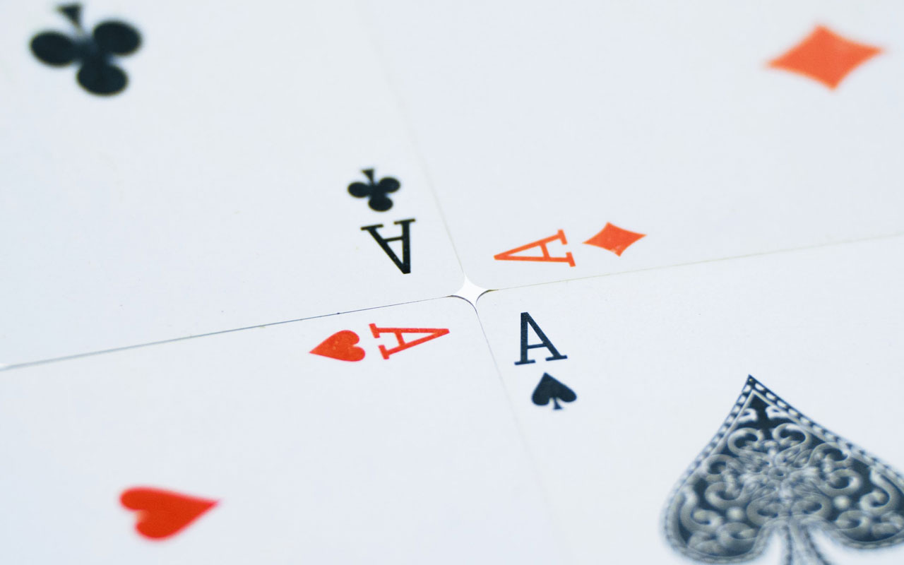 一副牌里的四个a。一副扑克牌对于学习记忆技巧非常有用。