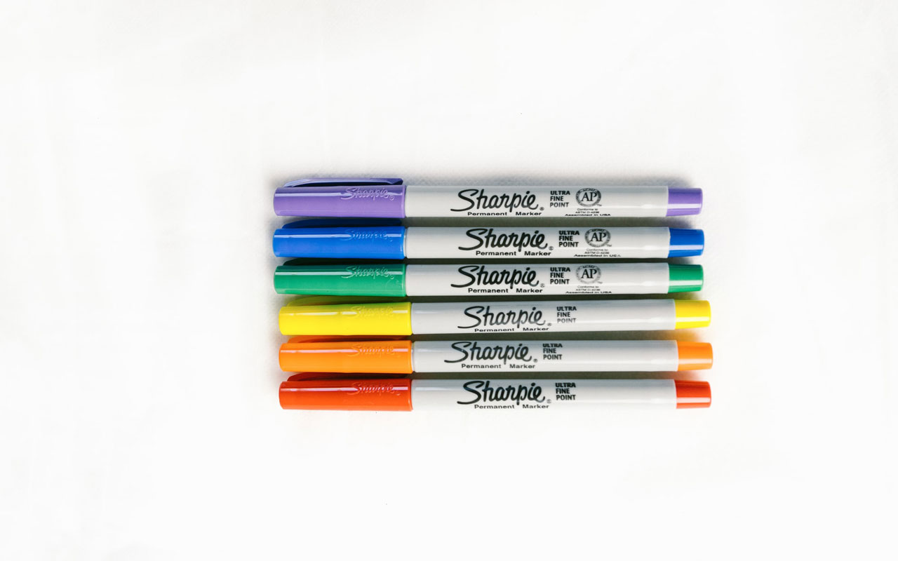 一堆彩虹色的记号笔。像彩色记号笔这样的工具可以帮助你保持条理，集中精力学习。