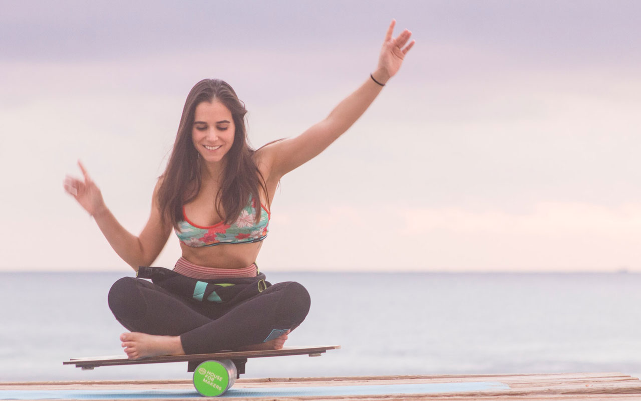 一名妇女在滚球和木板上保持平衡。平衡练习既能帮助你保持注意力集中，又能保持肌肉强壮。