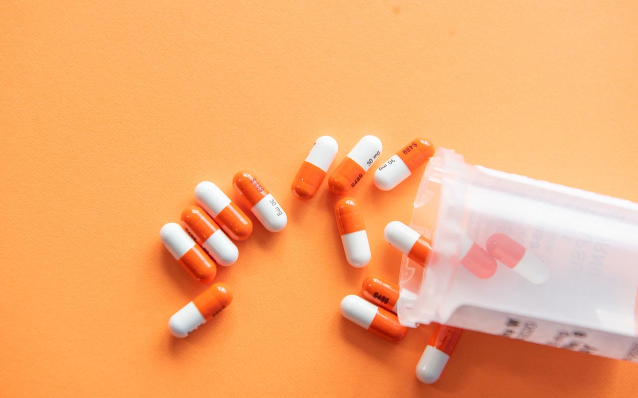 一瓶处方药以橙色为背景。错误的药物组合可能会导致记忆丧失。