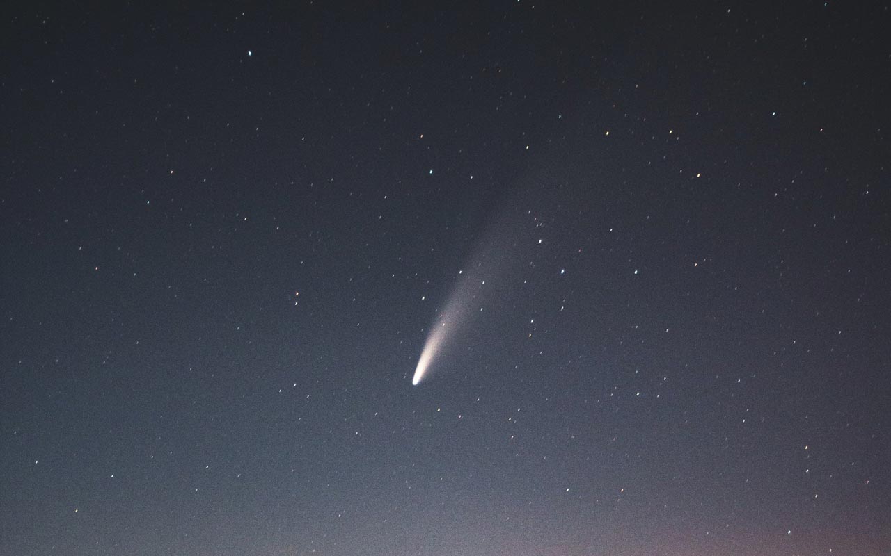 彗星条纹划过一个变暗的天空。使用Halley的彗星记住Haley的名字是帮助您记住名称的方法。