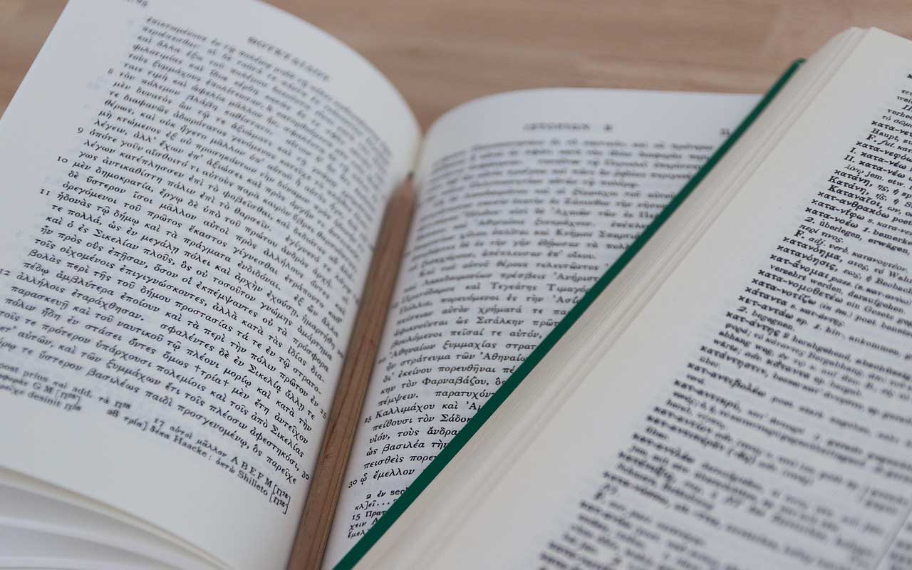两种不同语言的书摊在桌子上。熟练掌握一门语言需要时间。