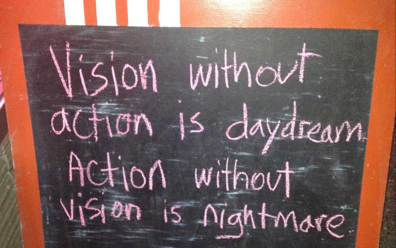 一家咖啡馆外的黑板上写着:“没有行动的愿景是白日梦。”没有远见的行动是噩梦。”
