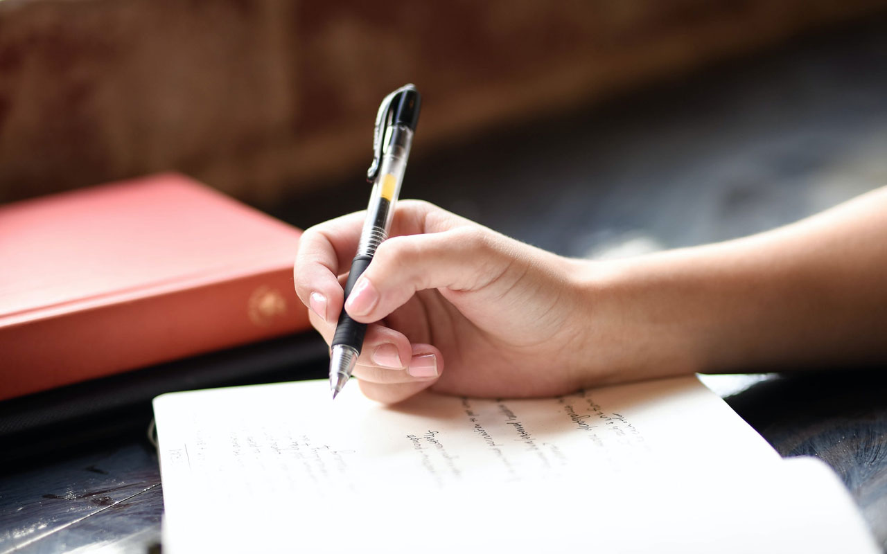 人们用圆珠笔在笔记本上写字。写作是“五大”语言技能之一。