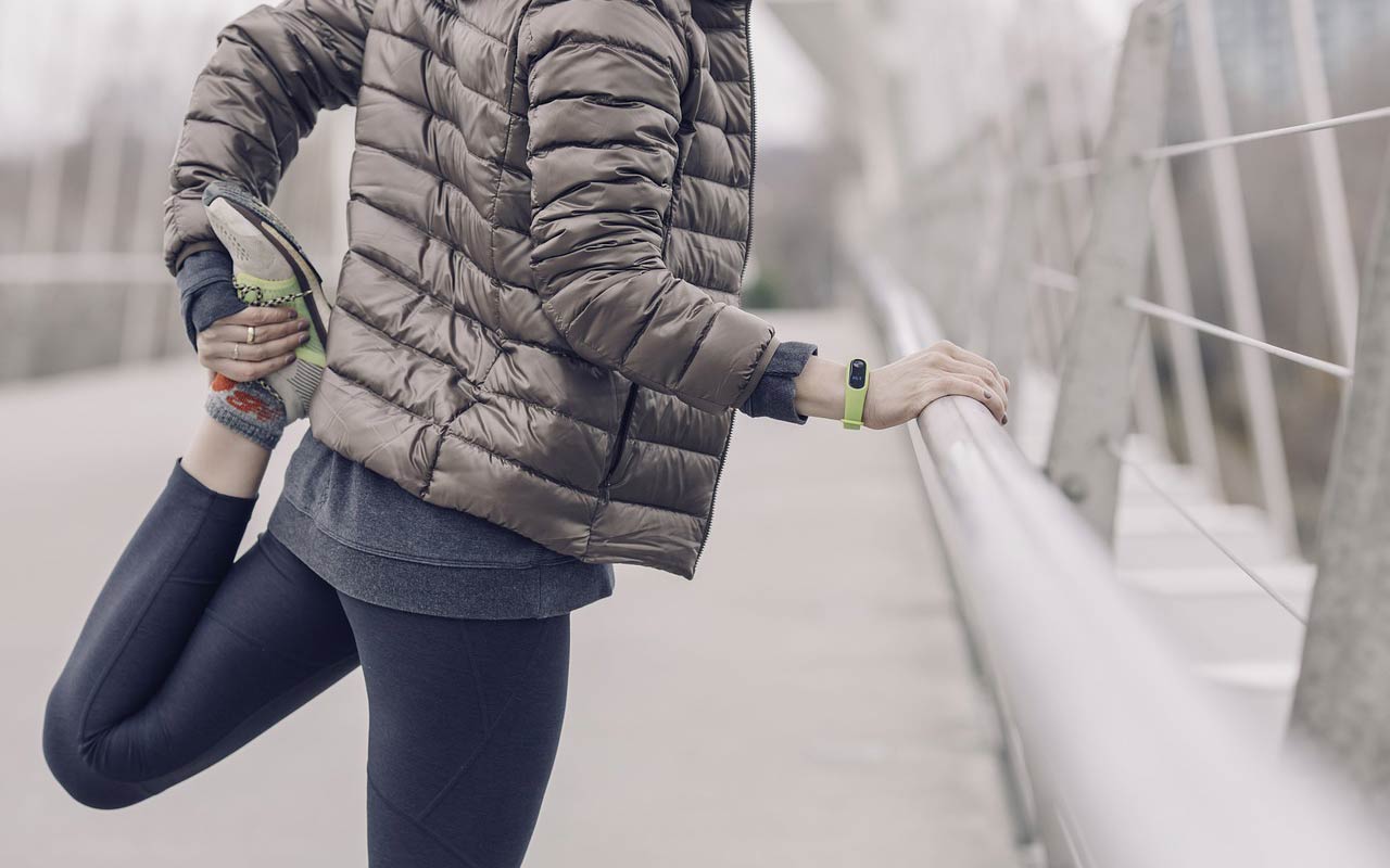 在跑步前喘气的女人伸出腿。脑细胞的质量与您的思想的健康直接相关。
