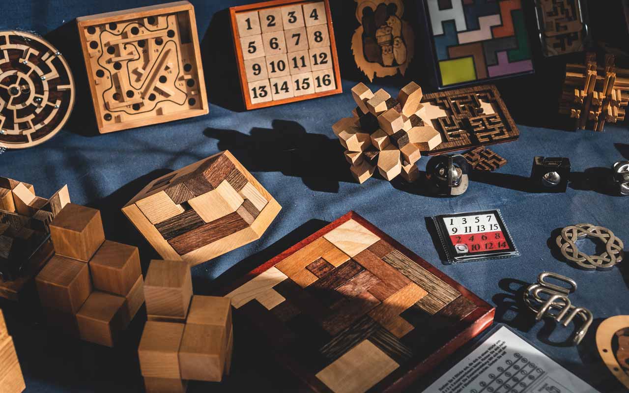木制拼图放在桌子上。益智游戏可以帮助提高你的记忆力(但不是智能手机上的游戏)。