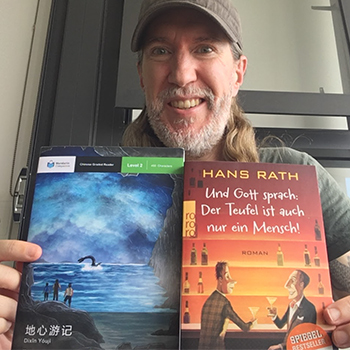 Anthony Metivier阅读书籍用中文和德语