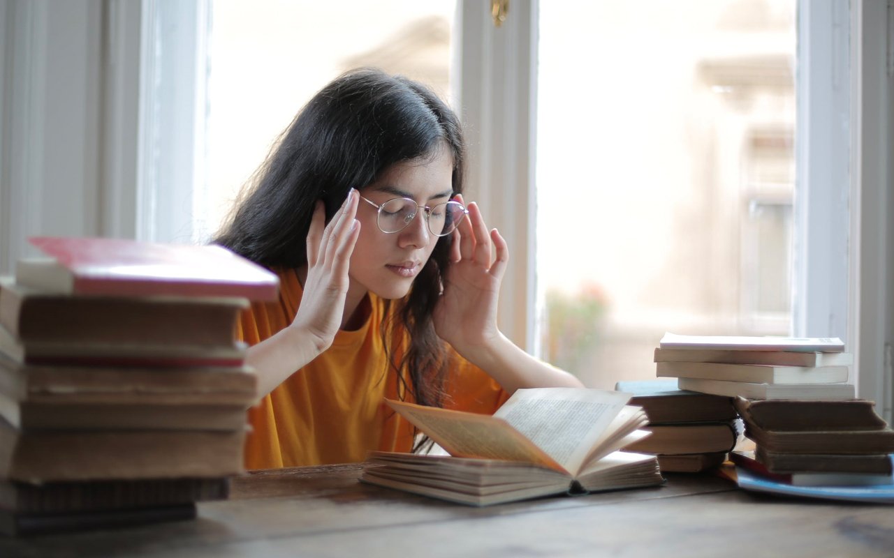 年轻女子试图用心灵阅读而不是使用记忆保持策略