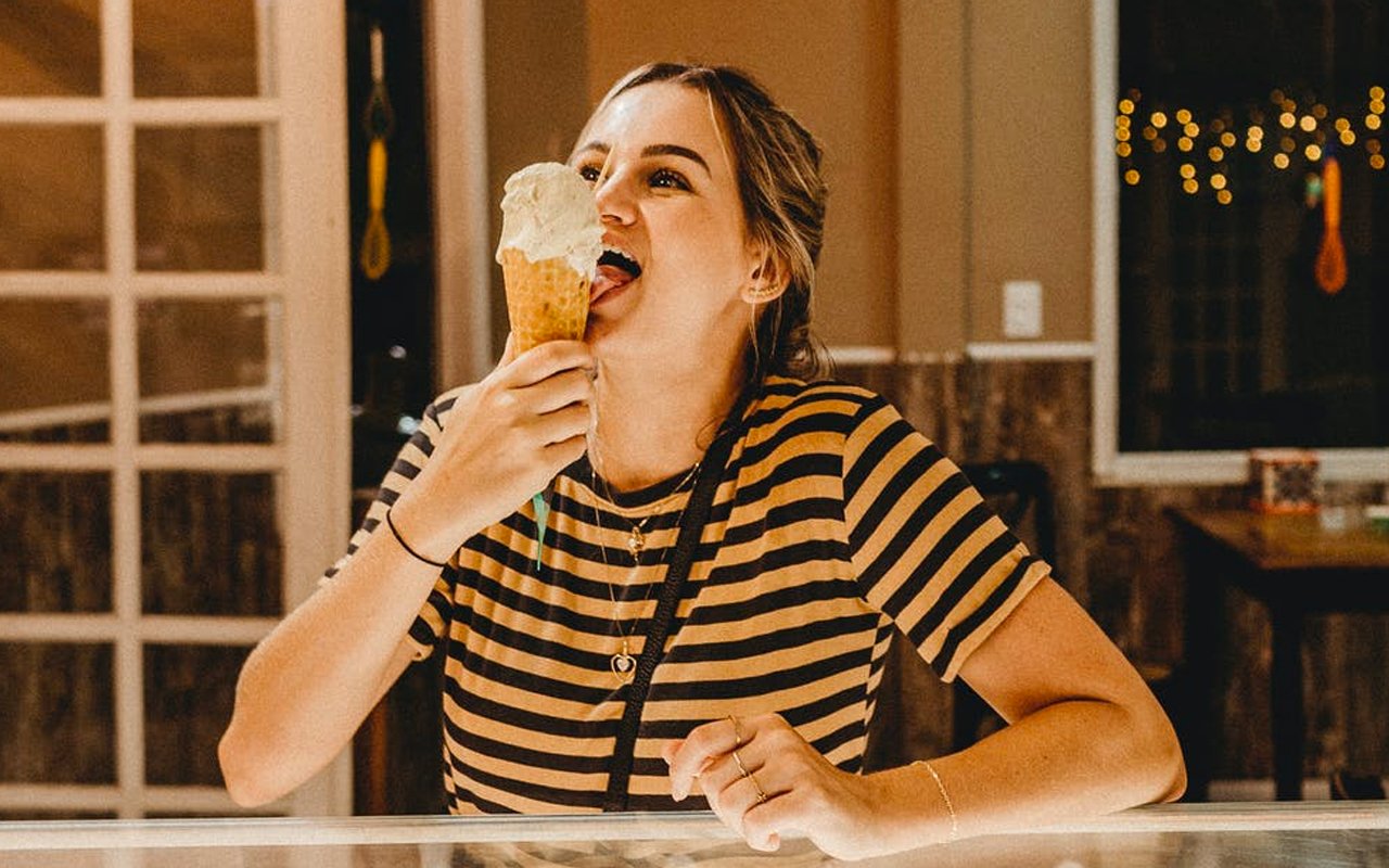 一个女人正在吃冰淇淋