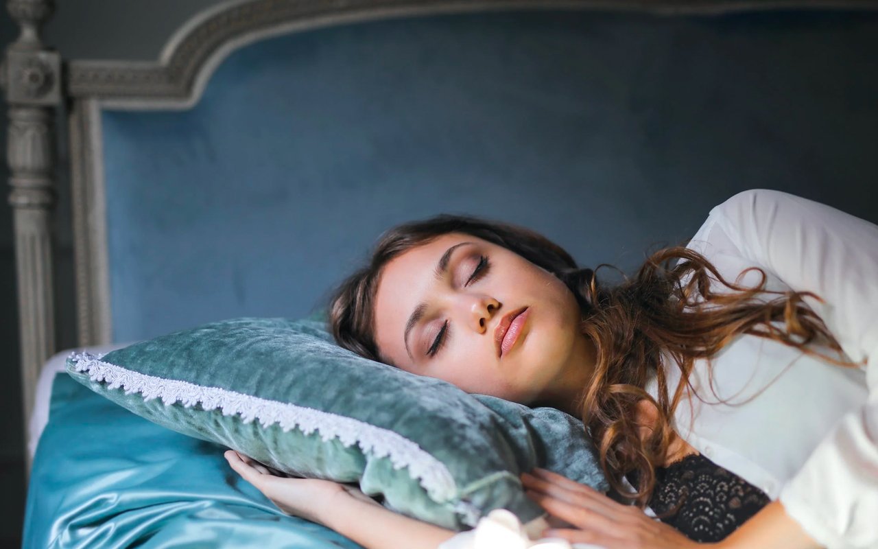 一个女人睡在蓝色的枕头上