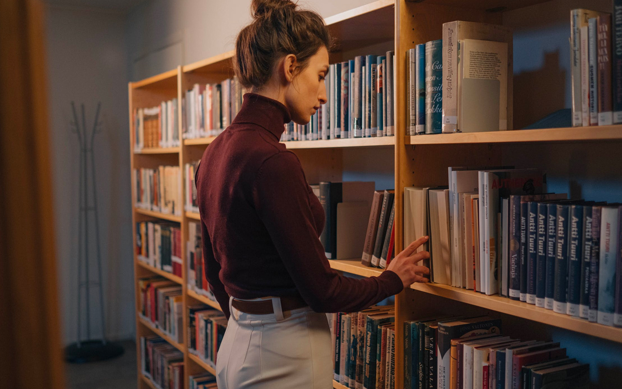 一个女人在图书馆寻找书籍