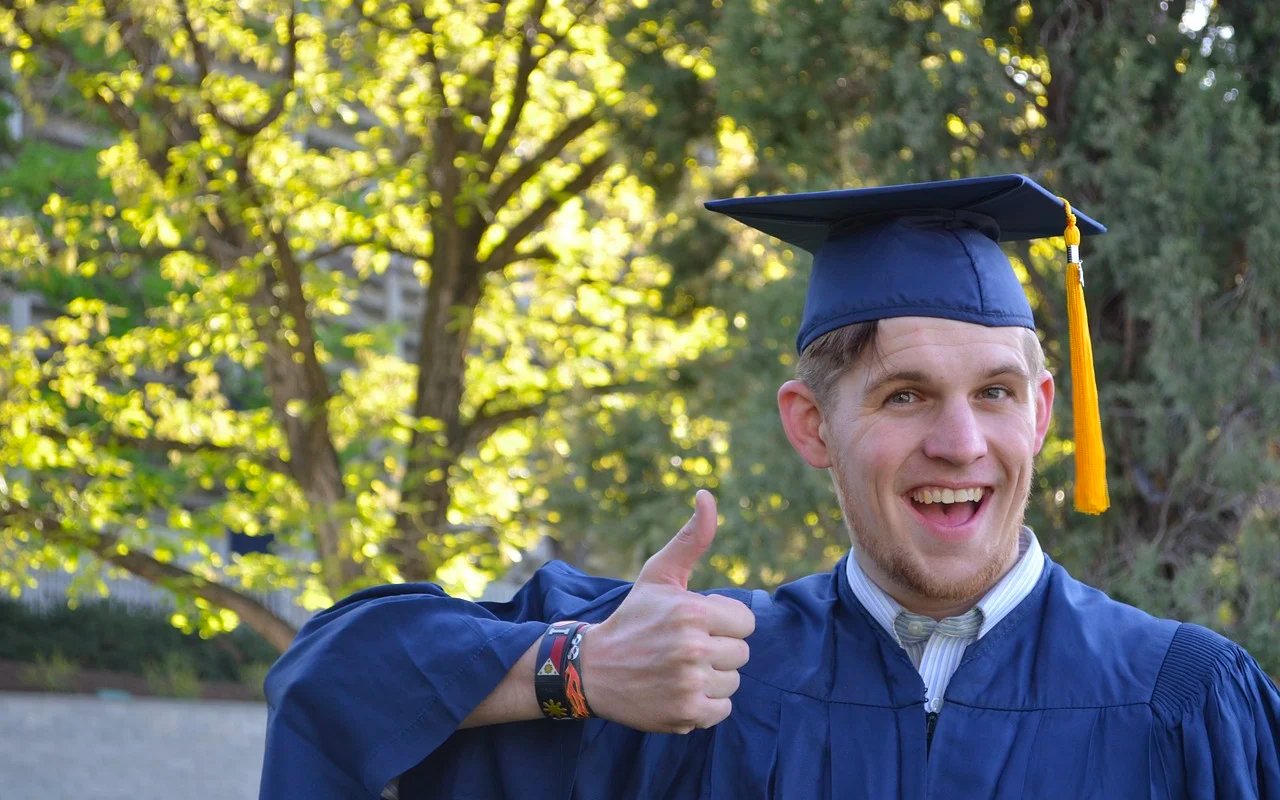 一个男人笑容满面地毕业了