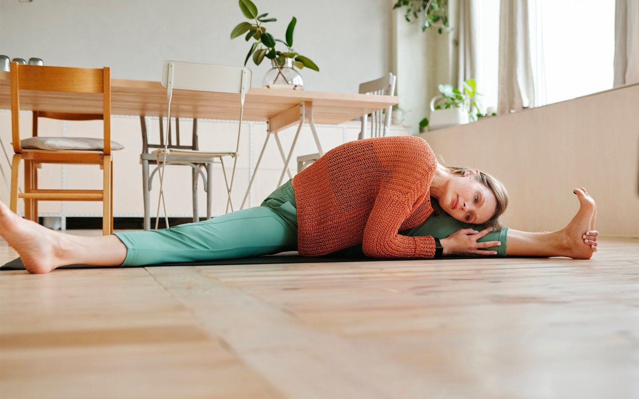 一个女人正在地板上伸懒腰